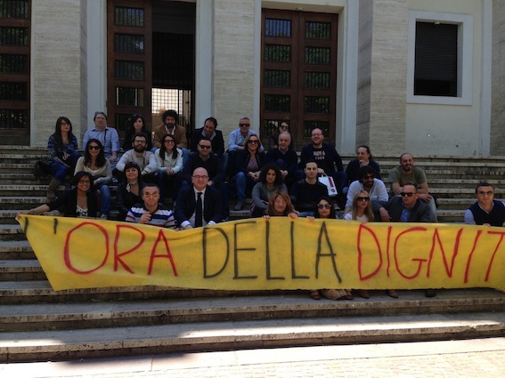 I giornalisti dell’Ora della Calabria con direttore Luciano Regolo ed i vicesegretario Fnsi, Carlo Parisi, davanti alla Prefettura di Cosenza