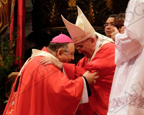 Il fraterno abbraccio di Papa Francesco all’arcivescovo Giuseppe Fiorini Morosini