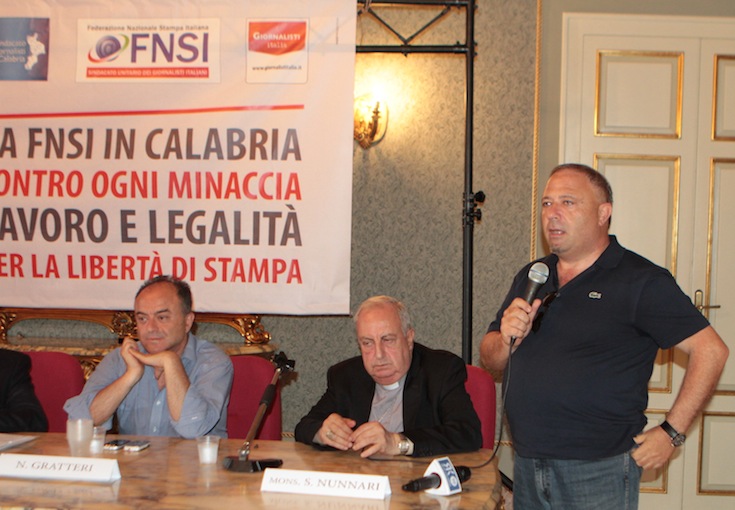 Michele Albanese ieri sera alla manifestazione della Fnsi a Polistena (a sinistra Nicola Gratteri e mons. Salvatore Nunnari) 