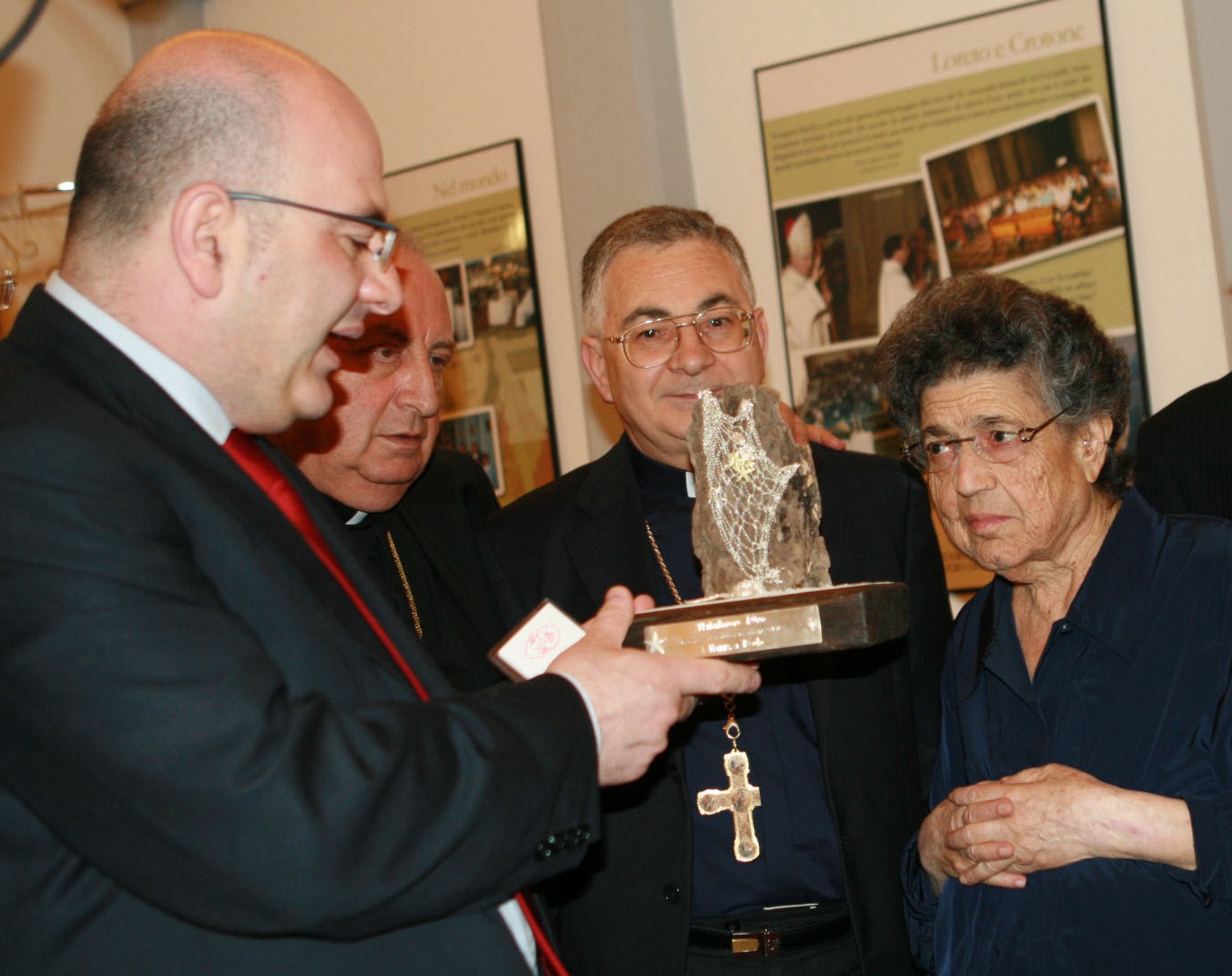 Carlo Parisi consegna L’affabulatore d’oro a Natuzza (giugno 2008). Con lui, i vescovi Renzo e Nunnari