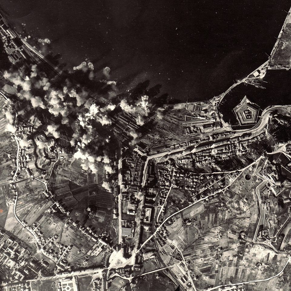 Ancona bombardata nel ’43 in una foto scattata da un 