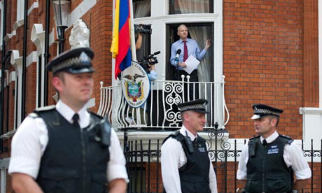 Julian Assange sorvegliato a vista da Scotland Yard