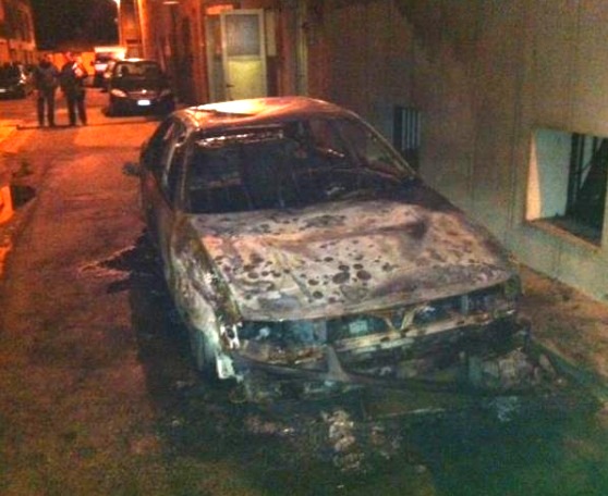 L’auto completamente distrutta dalle fiamme