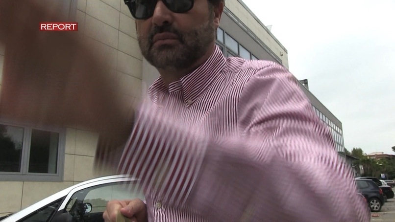 Andrea Pardi strappa la telecamera dalle mani del giornalista Giorgio Mottola