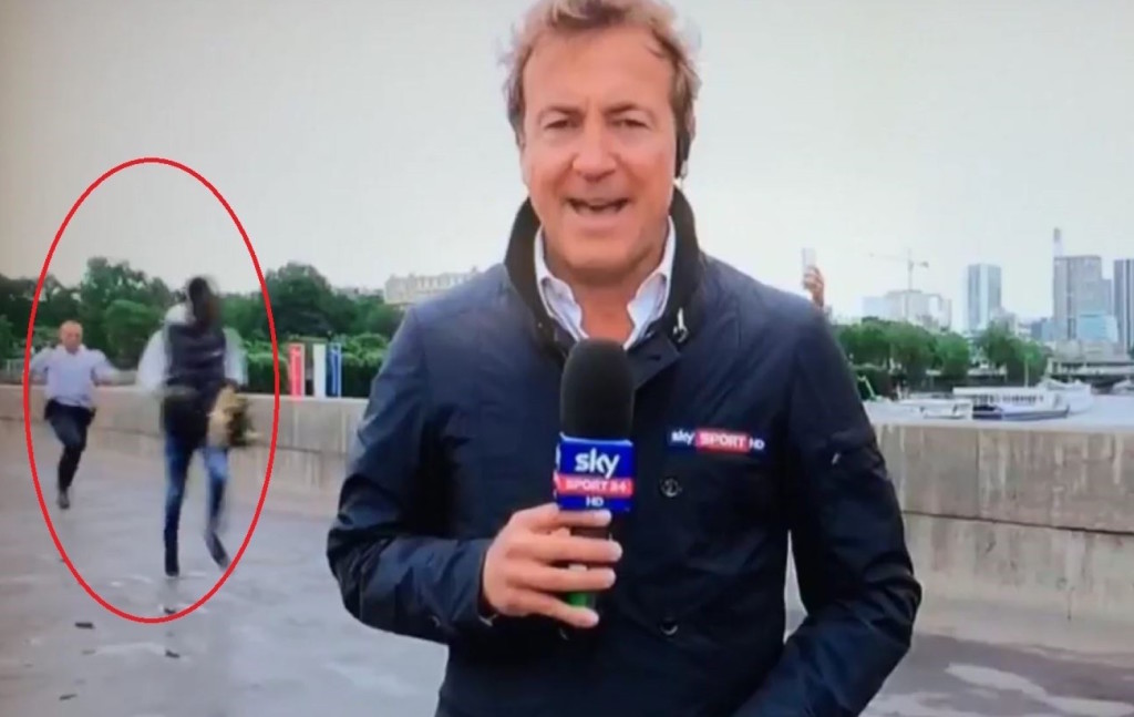 Angelo Mangiante in diretta tv da Parigi e dietro di lui il ladro inseguito dalla polizia