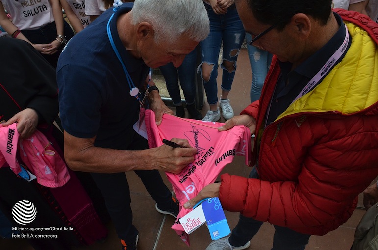 Francesco Moser e Davide Cassani autografano la maglia rosa