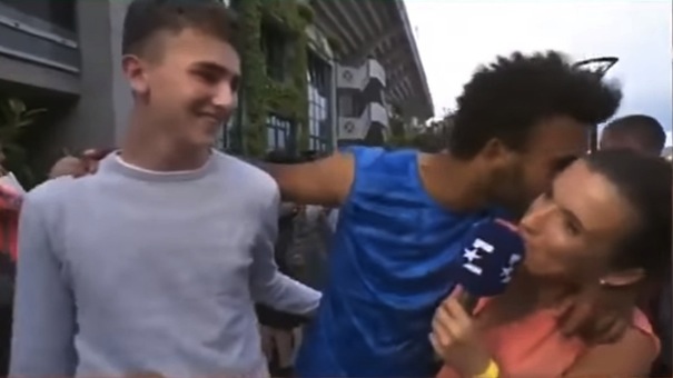 Maxime Hamou afferra per il collo e bacia la giornalista Maly Thomas