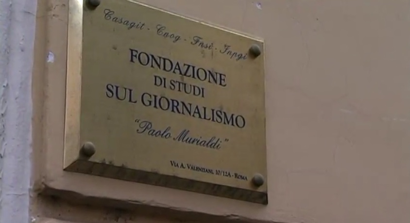 La targa posta all’ingresso della Fondazione Murialdi