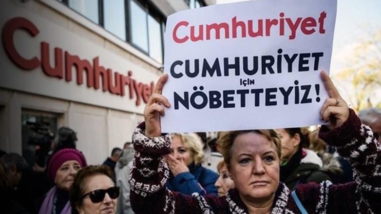 Una delle tante proteste in difesa di Cunhuriyet e dei suoi giornalisti