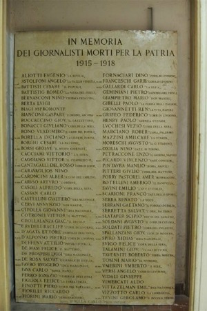 La lapide con i nomi degli 83 giornalisti, eroi della Grande Guerra